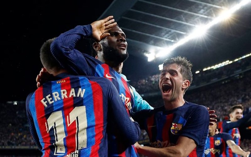 Ngược dòng hạ Real Madrid, Barcelona chạm tay vào chức vô địch