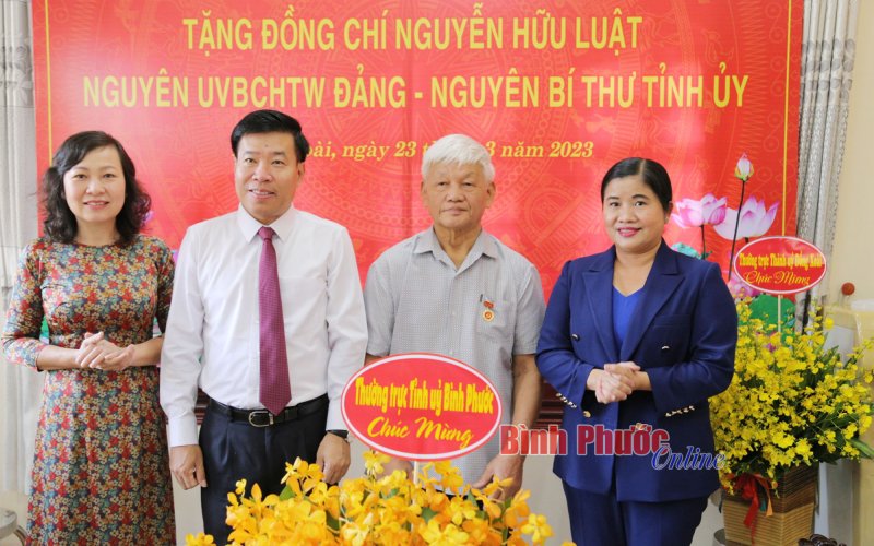 Nguyên Bí thư Tỉnh ủy Bình Phước Nguyễn Hữu Luật đón nhận Huy hiệu 55 năm tuổi Đảng