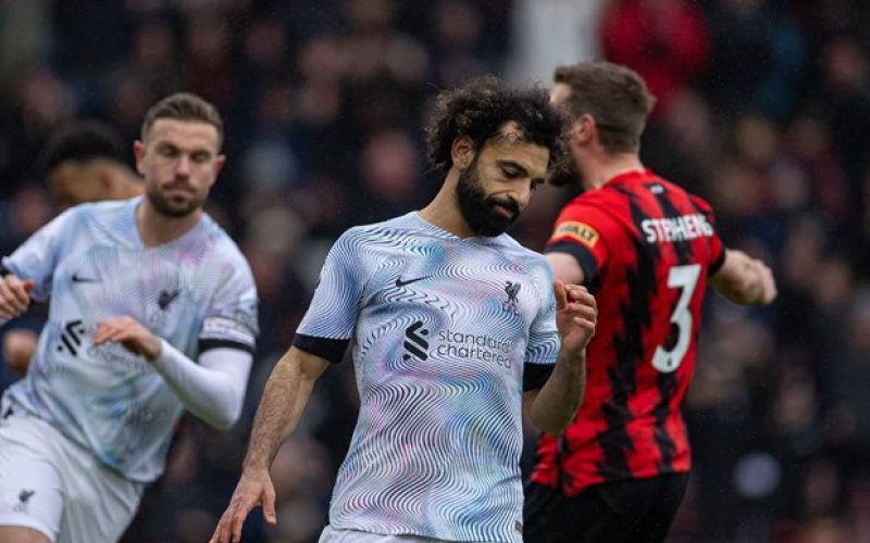 Premier League: Liverpool thua sốc đội bét bảng, Man City thắng nhọc