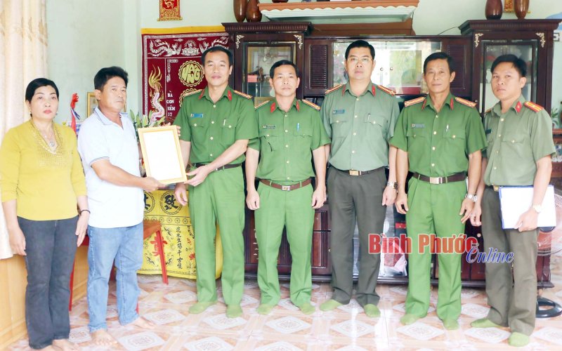 Thăng cấp bậc hàm đối với 2 cán bộ, chiến sĩ cảnh sát hy sinh khi làm nhiệm vụ