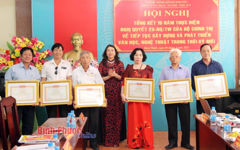 Tiếp tục x&acirc;y dựng v&agrave; ph&aacute;t triển văn học, nghệ thuật trong thời kỳ mới