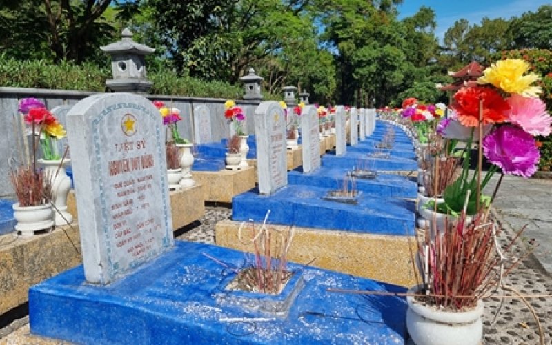 Tìm phần mộ các liệt sĩ: Nguyễn Đức Cường, Bùi Đức Ái và Lê Cảnh Tuân