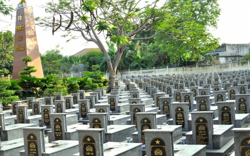 Tìm phần mộ các liệt sĩ: Võ Văn Sơn, Lê Văn Côn và Vương Quốc Ro