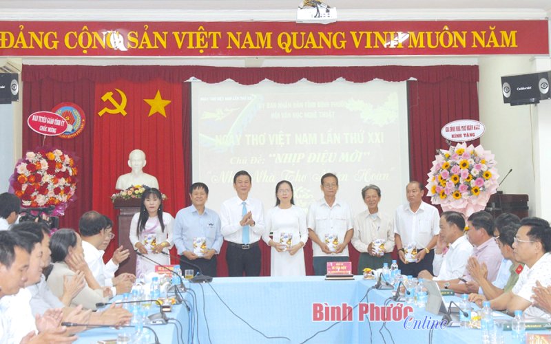 "Tình ca xuyên Việt" - sự hóa thân kỳ lạ của nhà thơ Ngân Hoàn