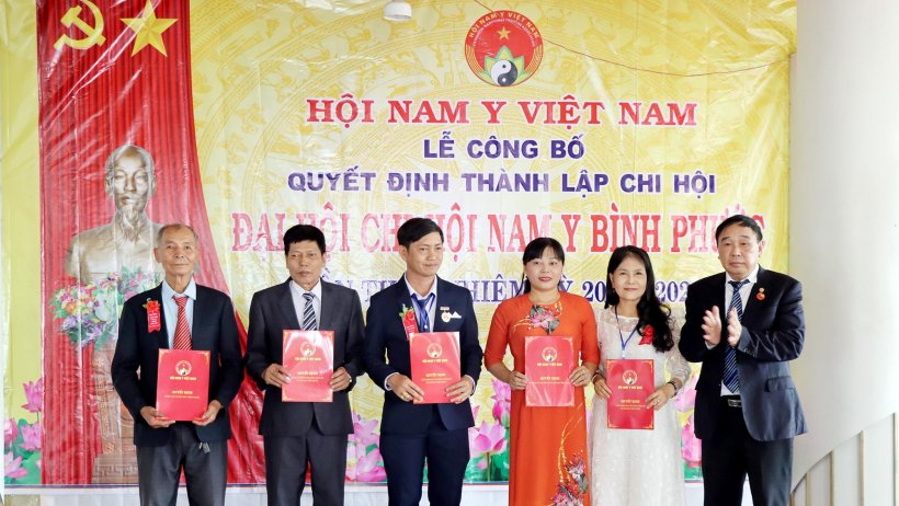 Công bố <strong class="highlight">quyết</strong> định thành lập Chi hội Nam y Bình Phước