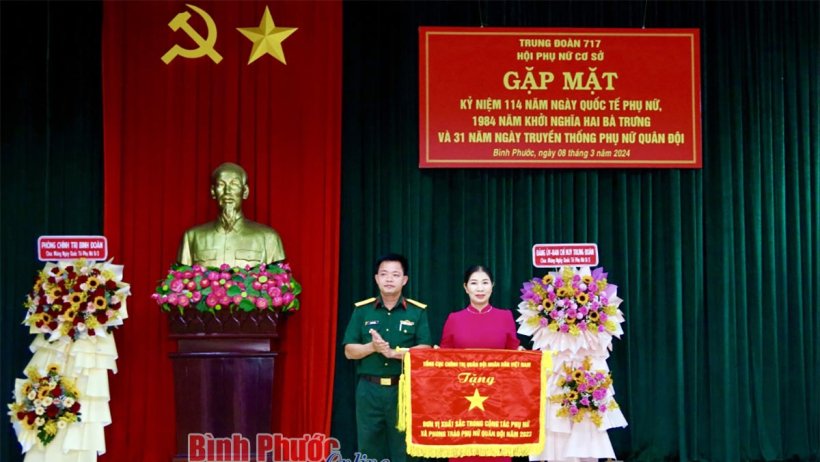 Hội phụ nữ cơ sở Trung đoàn 717 nhận cờ thi đua của Tổng cục Chính trị