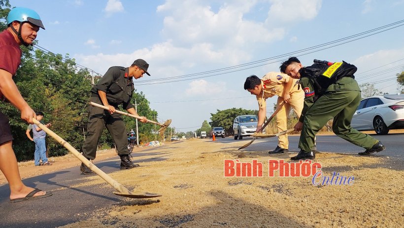 Kịp thời khắc phục sự cố đảm bảo an toàn giao thông trên quốc lộ 14