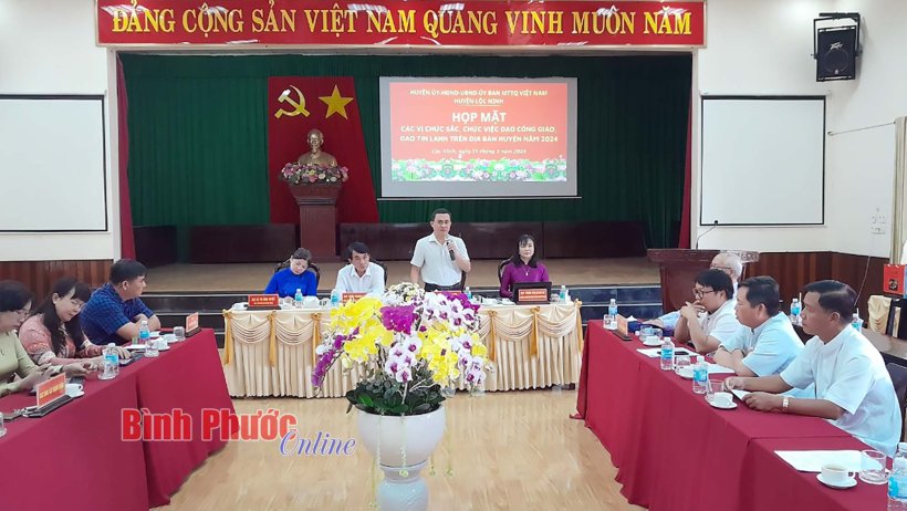 Lộc Ninh họp mặt chức sắc, chức việc các tôn giáo