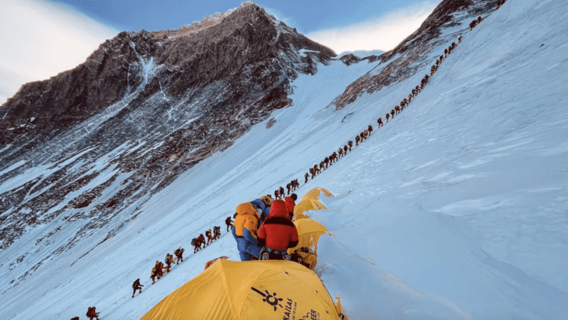 Nepal yêu cầu tất cả những người leo núi Everest phải gắn chip theo dõi