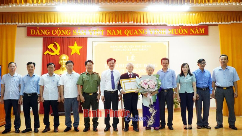 Phú Riềng: Trao huy hiệu 65 năm tuổi Đảng