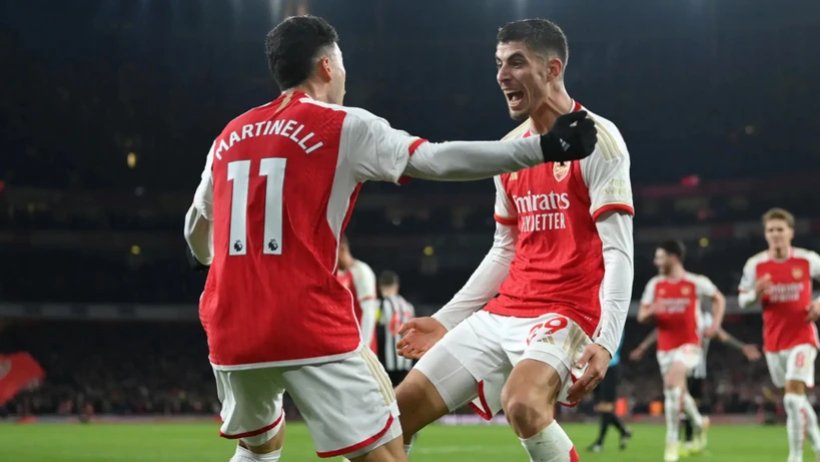 Premier League: Arsenal lên đỉnh bảng, M.U thiết lập kỷ lục