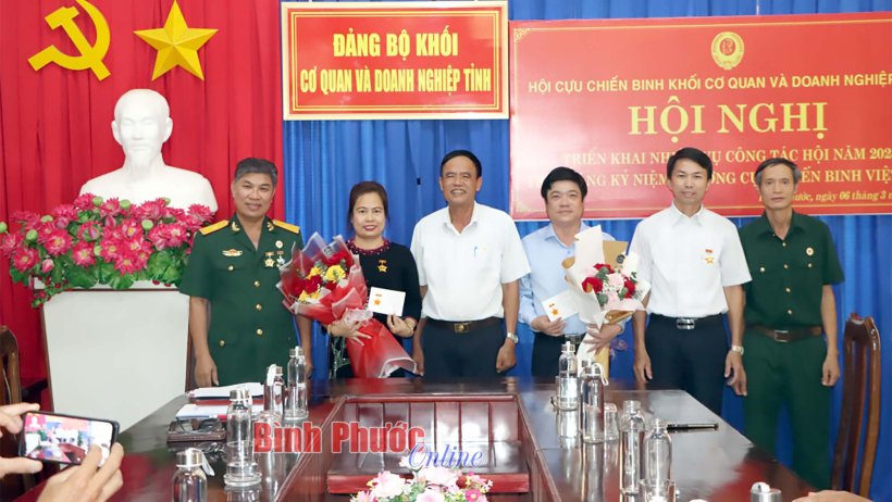 Tặng kỷ niệm chương cựu chiến binh Việt Nam cho 7 cá nhân