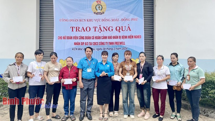 Tặng quà cho nữ công nhân lao động bị mắc bệnh hiểm nghèo