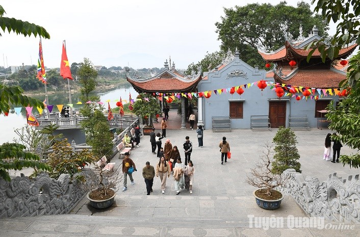 Ðầu năm thăm đất Mẫu