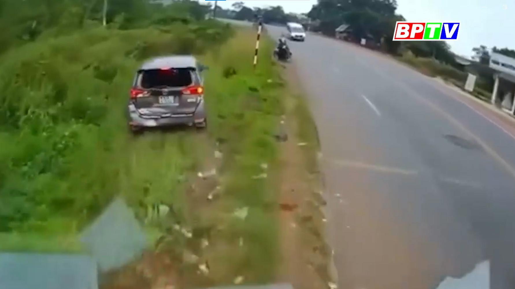 Bình Phước: Tránh xe máy phía trước, ô tô 7 chỗ bị xe tải húc lao xuống mương