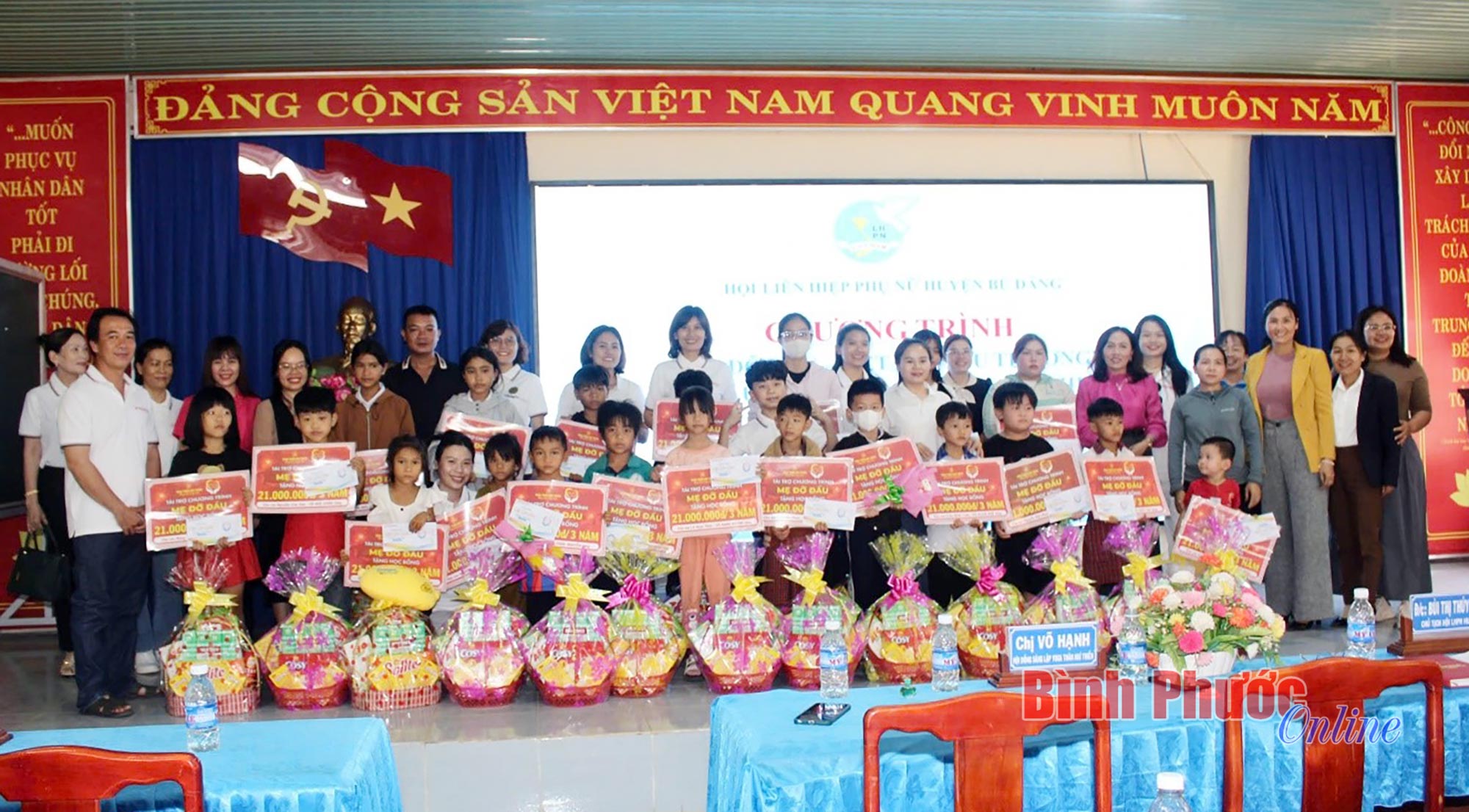 Bù Đăng: 20 trẻ em mồ côi được nhận đỡ đầu