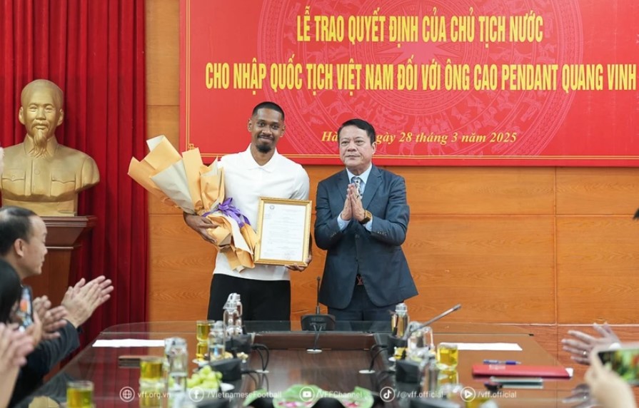 Cầu thủ Cao Pendant Quang Vinh chính thức trở thành công dân Việt Nam