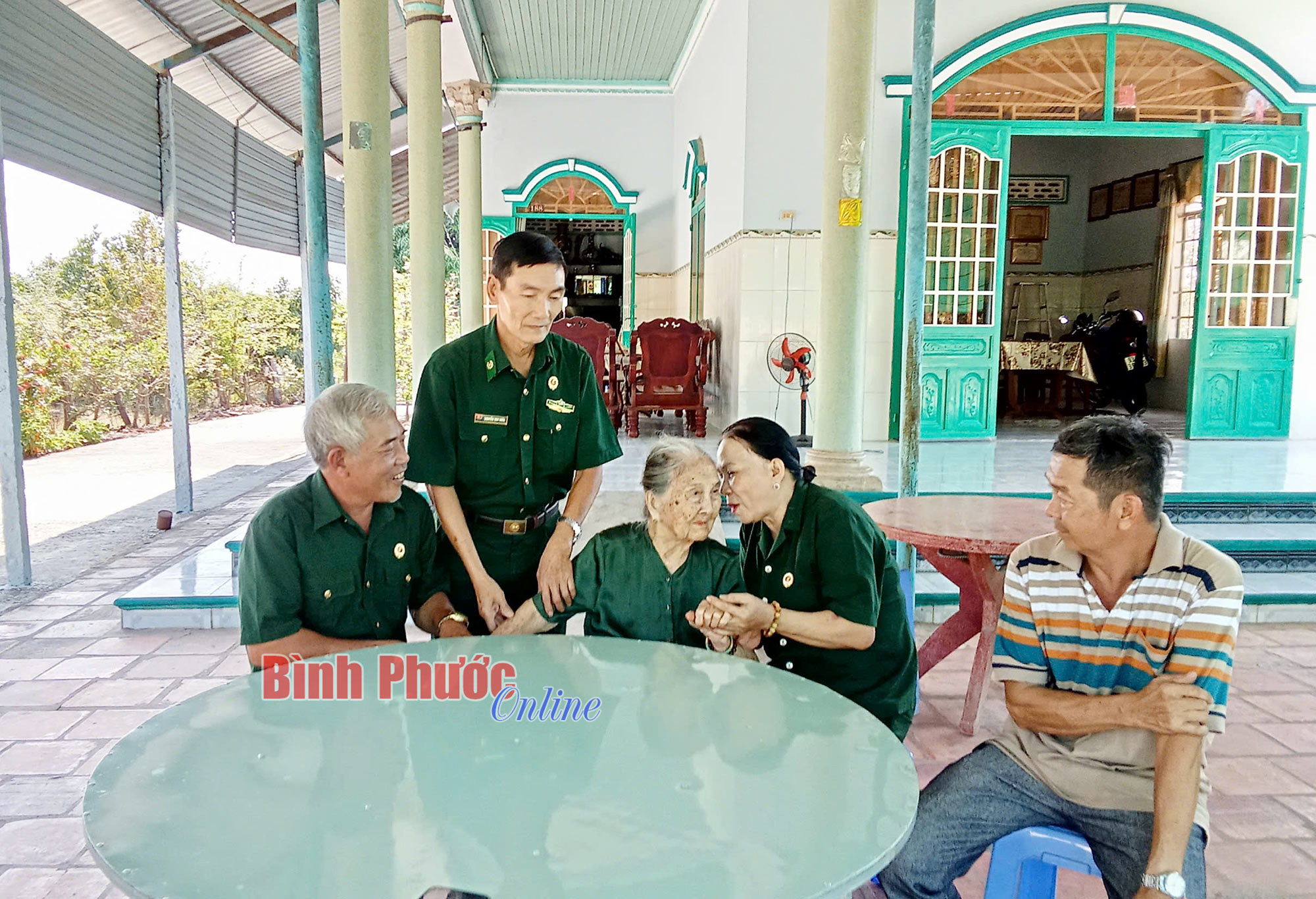 Chúng con về với mẹ yêu thương