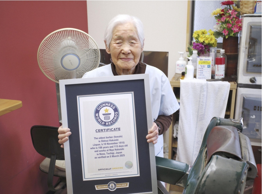 Cụ bà 108 tuổi ở Nhật Bản được vinh danh là thợ cắt tóc cao tuổi nhất thế giới