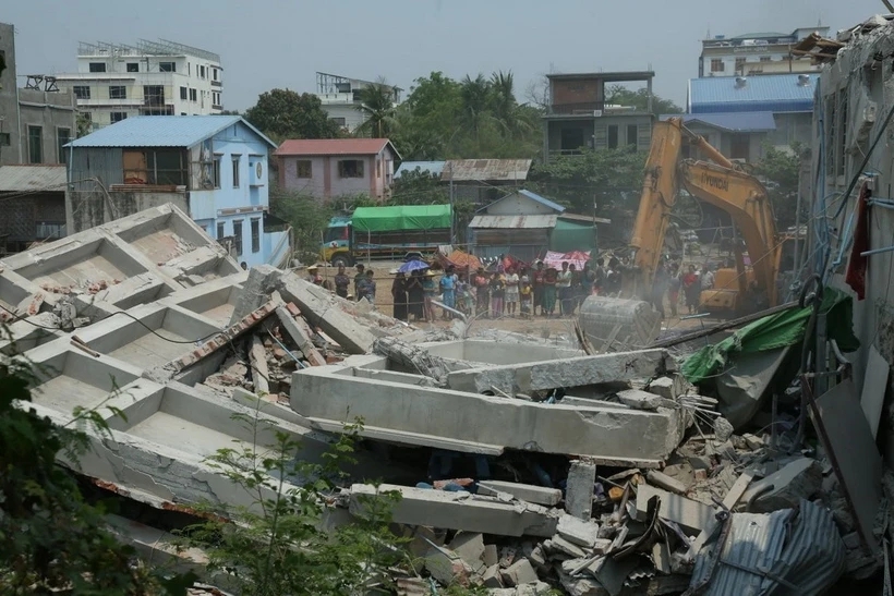 Động đất tại Myanmar: Giải cứu một người sau 40 giờ kẹt trong đống đổ nát
