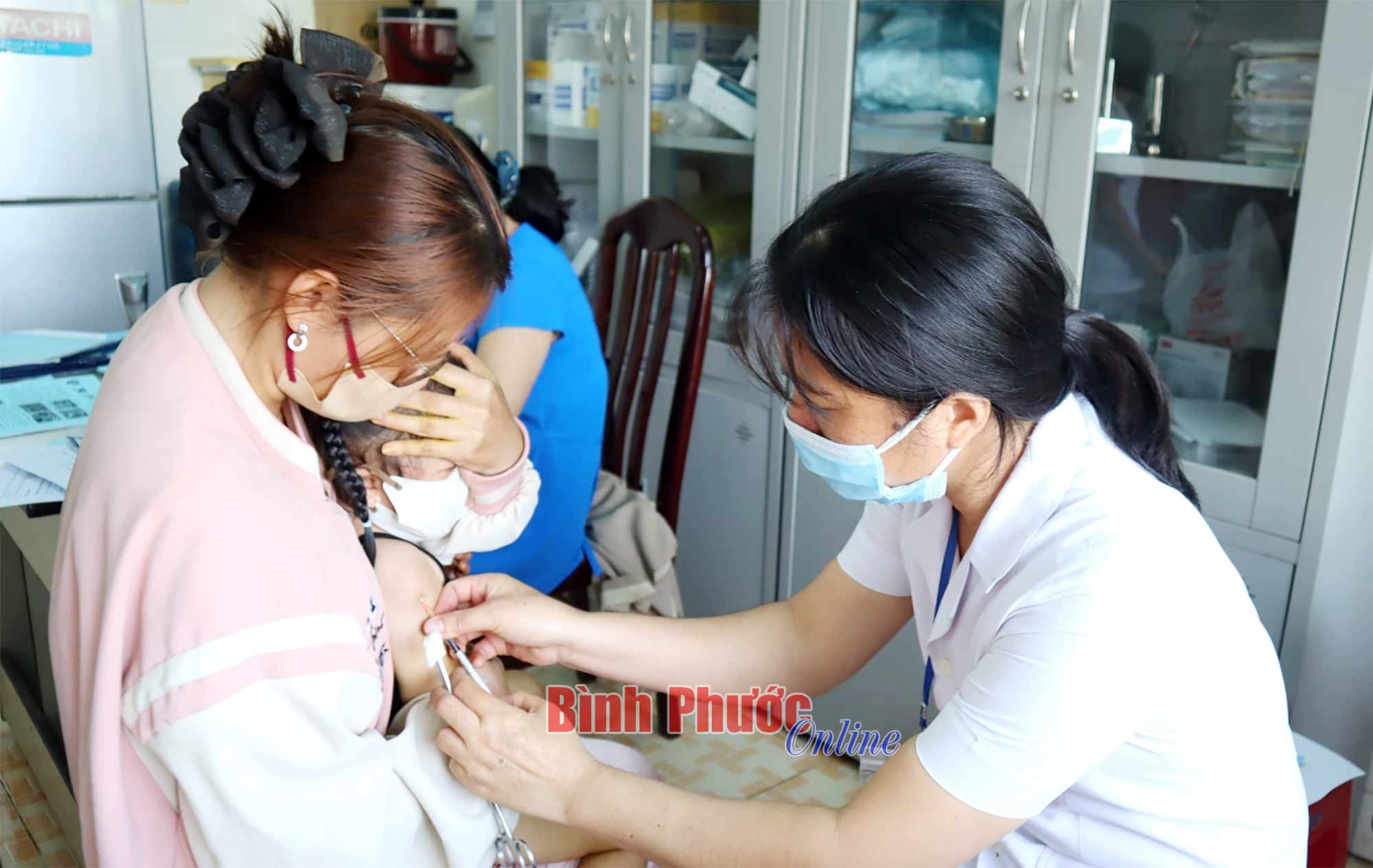Đồng Xoài triển khai tiêm chủng vắc xin phòng, chống dịch sởi cho gần 500 trẻ