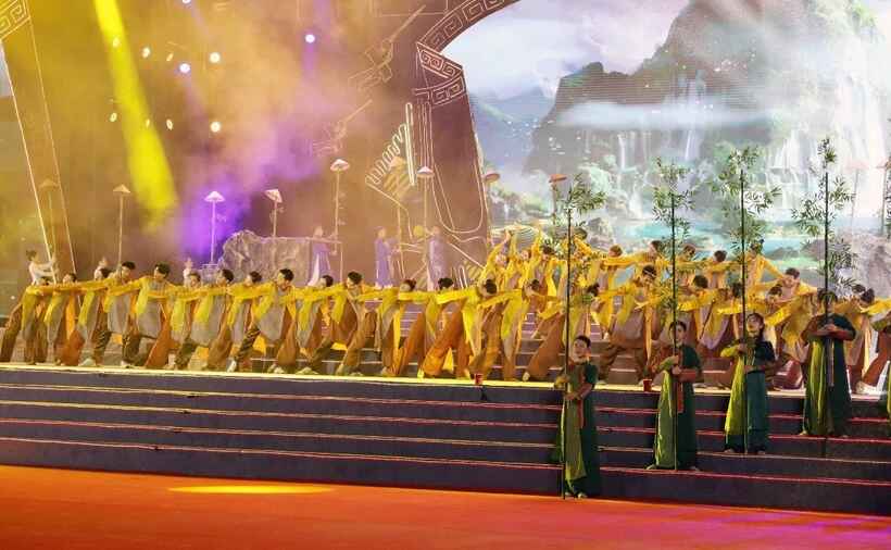 Giỗ Tổ Hùng Vương năm 2025: Lung linh sắc màu đêm nghệ thuật "Âm vang nguồn cội"