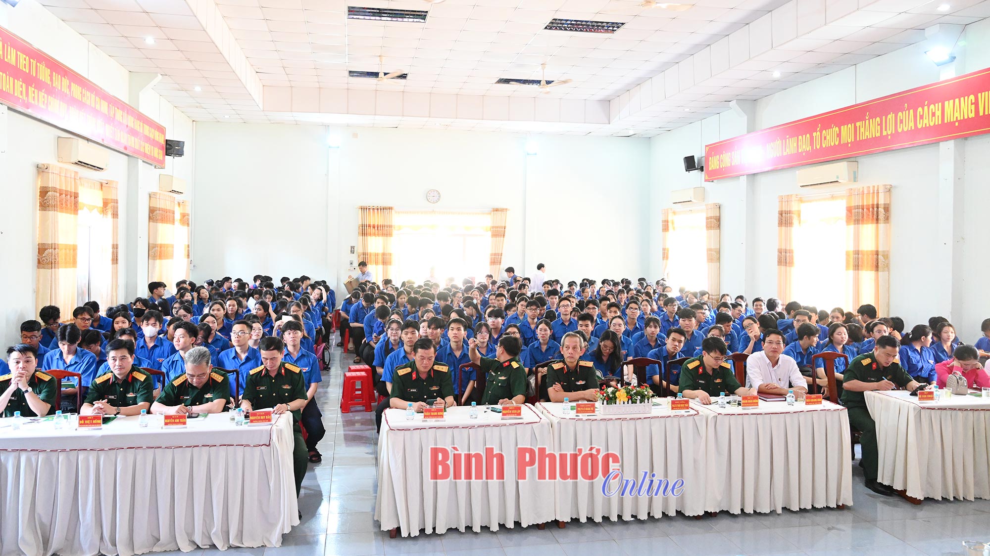 Học viện Quân y ‘tiếp lửa’ ước mơ áo trắng tại Bình Phước
