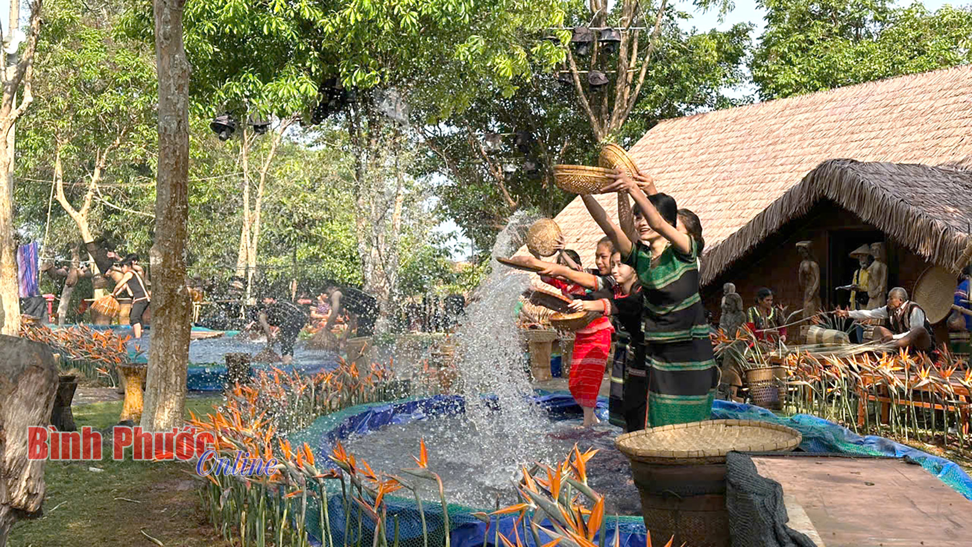 Khi thổ cẩm lên sàn diễn thời trang chuyên nghiệp