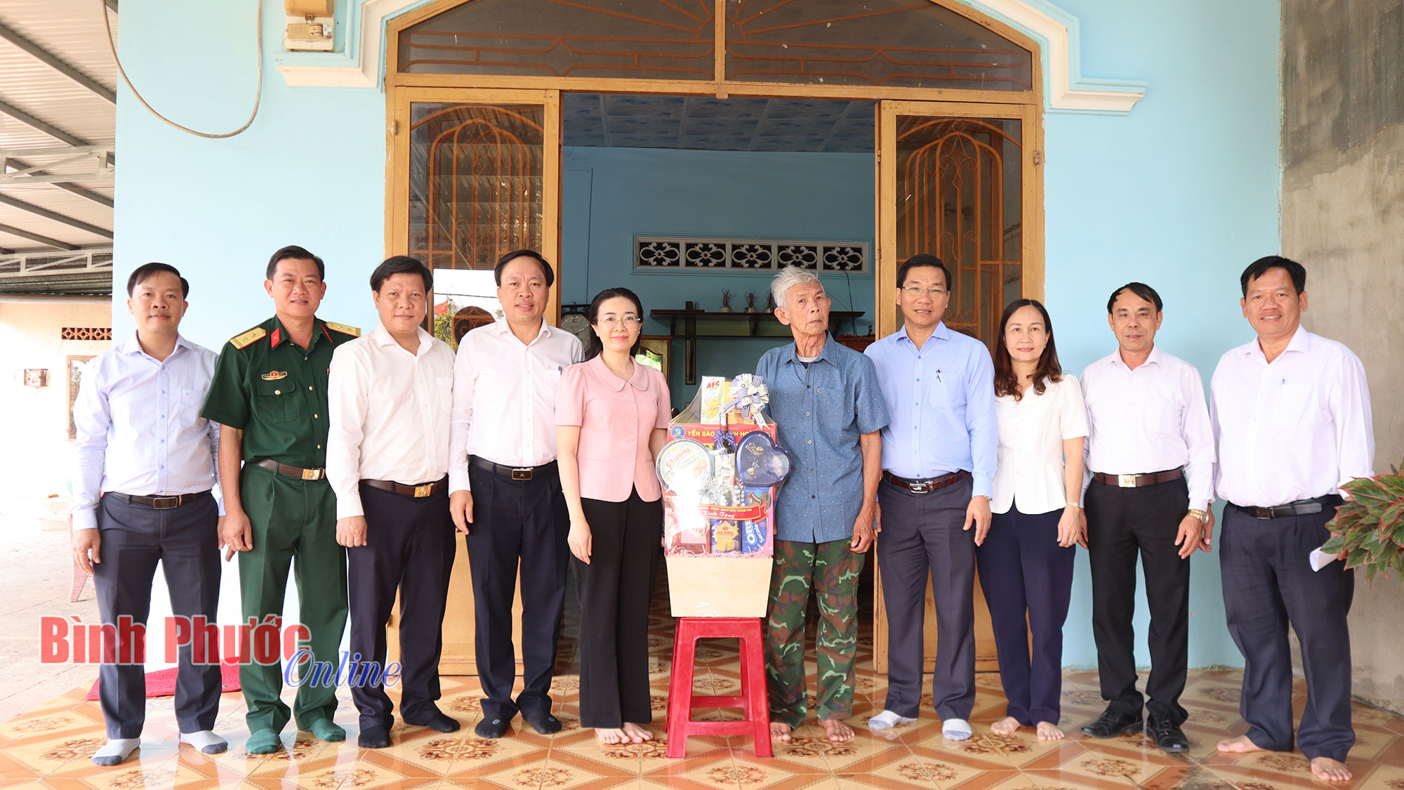 Lãnh đạo Đồng Xoài thăm, tặng quà các gia đình chính sách tiêu biểu 