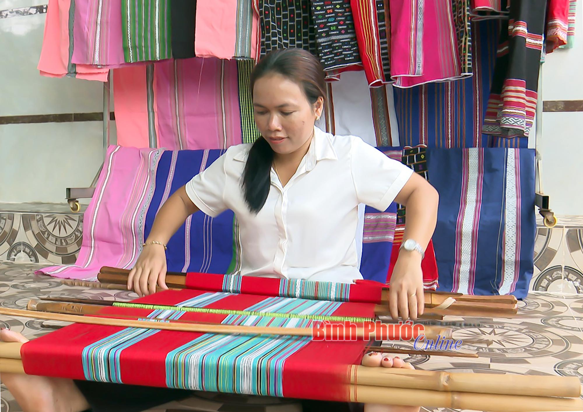 Nữ cán bộ đồng bào dân tộc thiểu số hết lòng vì dân