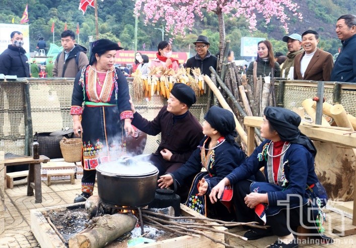 Phát huy giá trị di sản văn hóa qua hoạt động du lịch