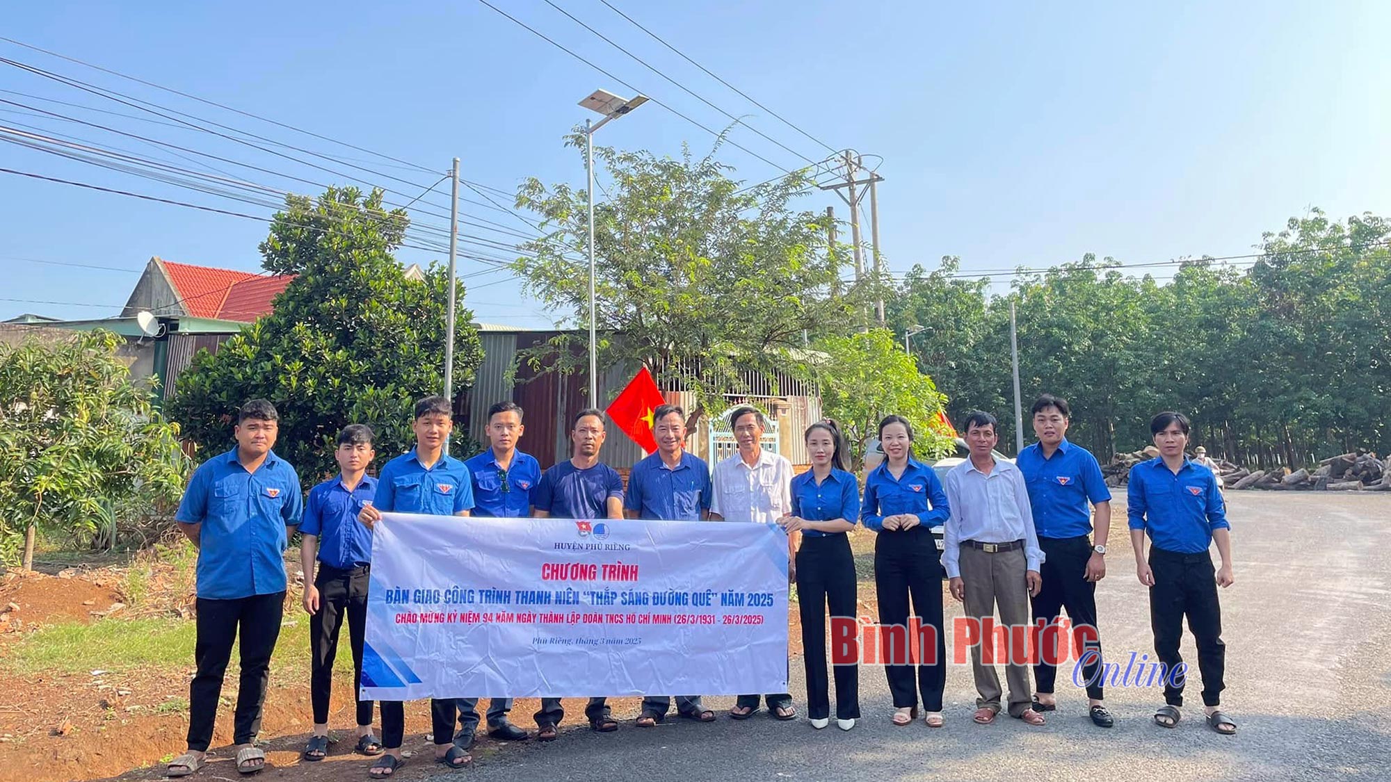 Phú Riềng: Bàn giao 5 công trình thanh niên 'Thắp sáng đường quê'