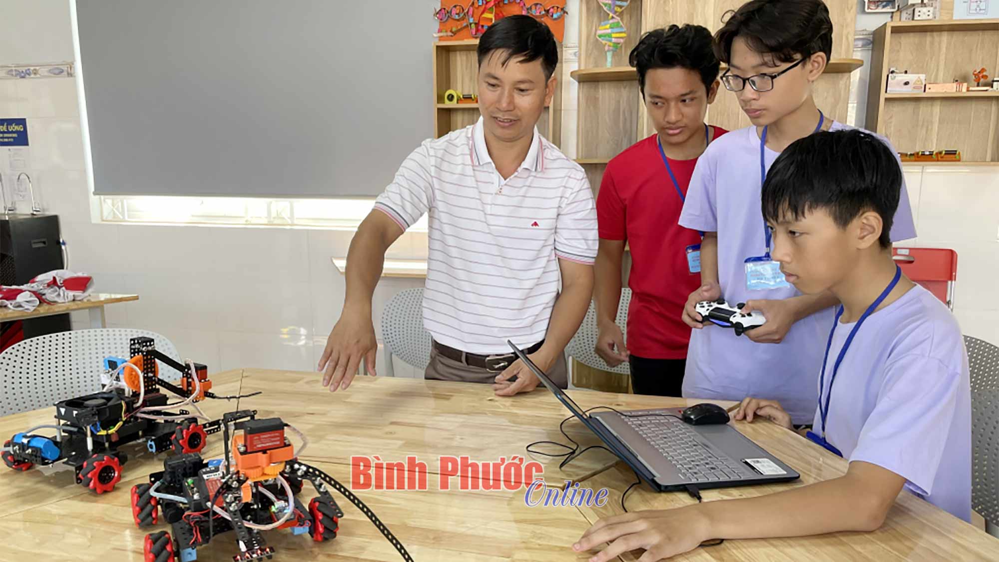 Sôi nổi cuộc thi Robocon Trường THCS Tân Xuân