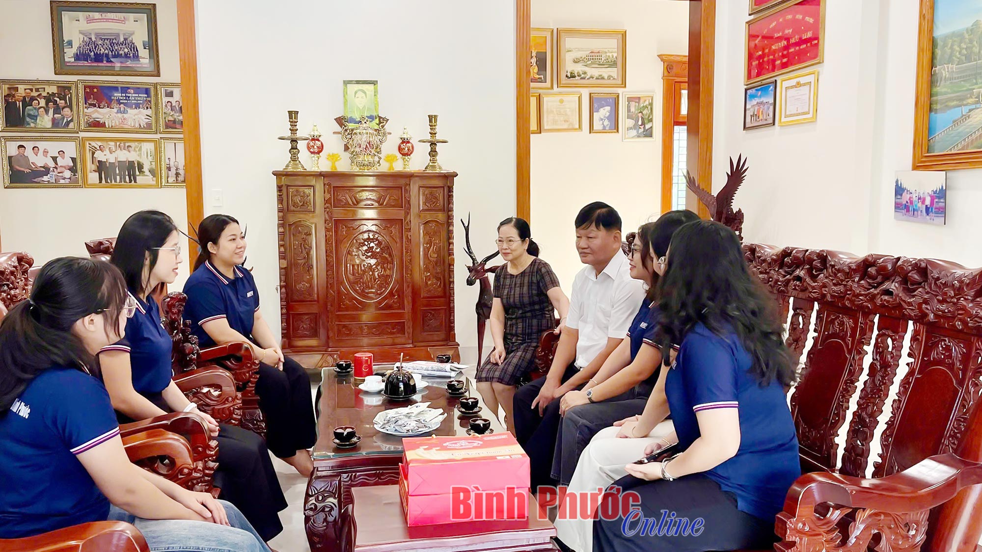 BPTV trao tặng ấn phẩm báo in đặc biệt 