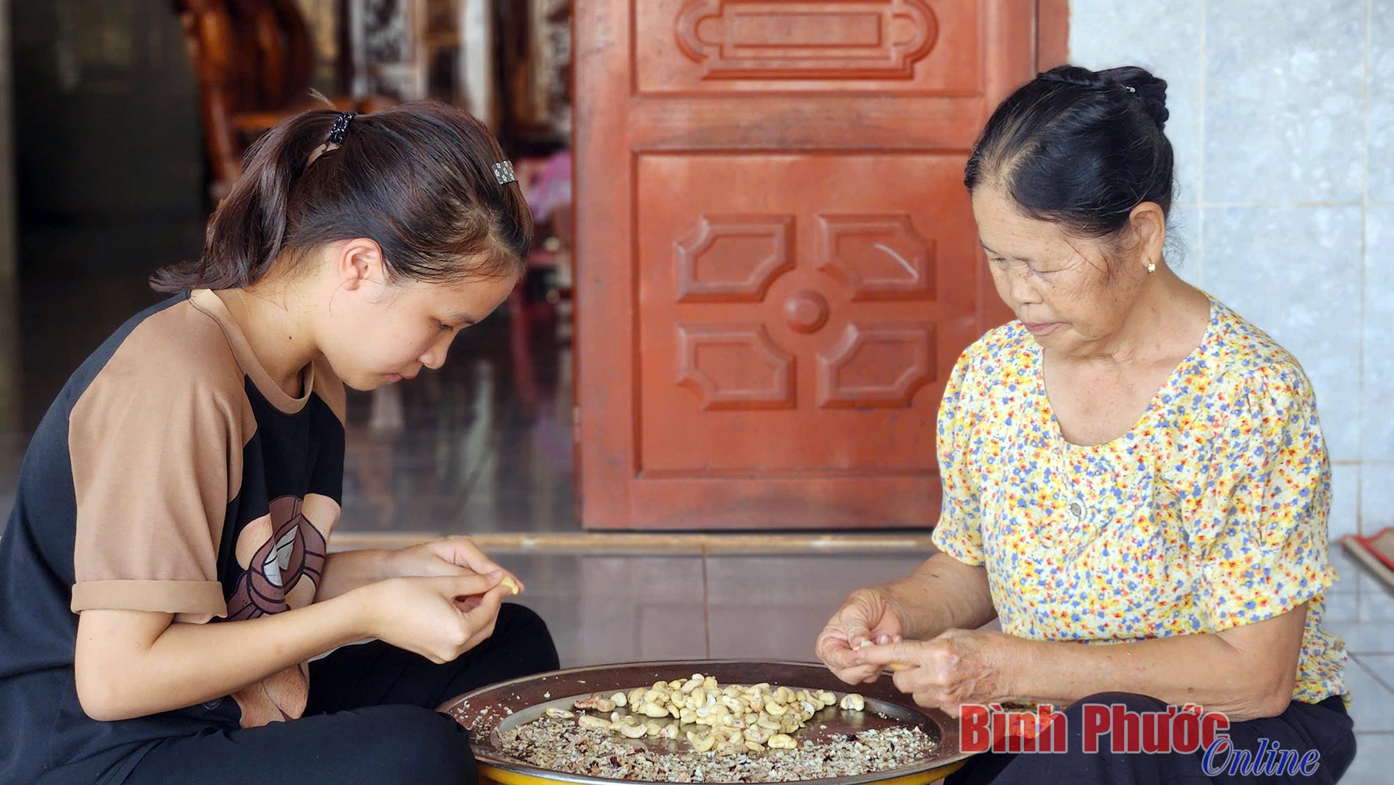 Người phụ nữ bệnh nặng gánh gồng nuôi 3 con