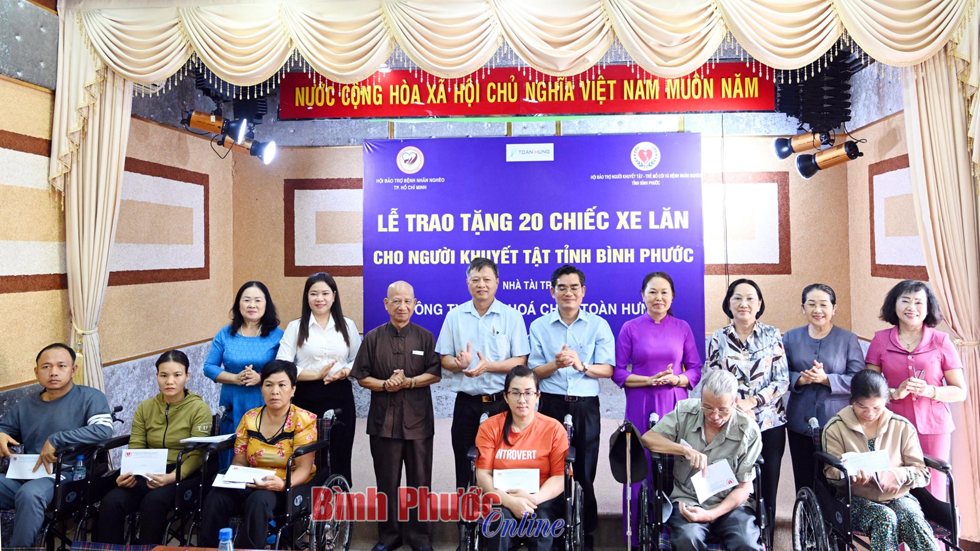 Trao tặng 20 xe lăn cho người khuyết tật