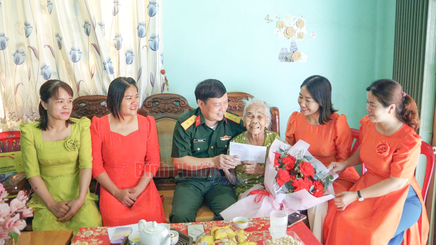 Trung đoàn 719 tổ chức nhiều hoạt động ý nghĩa nhân ngày 8-3