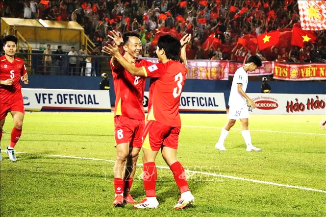 Tuyển Việt Nam - Tuyển Lào: Còn hơn một chiến thắng