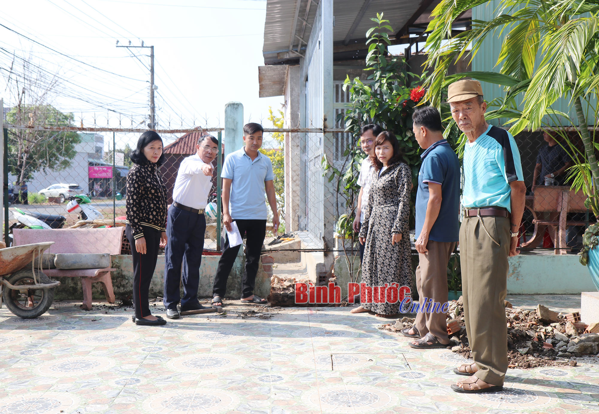 Việc phố, việc làng đất vàng cũng hiến
