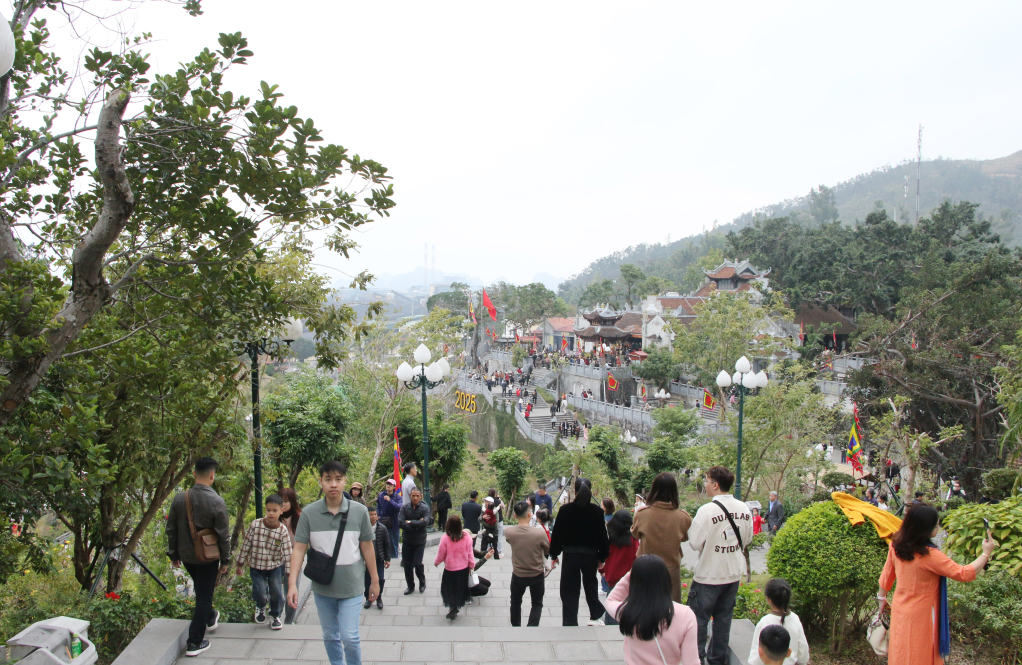 Xuân này về với đền Cửa Ông...