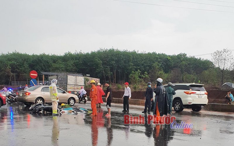 Va chạm giao thông giữa xe mô tô và xe đầu kéo, 1 người tử vong tại chỗ