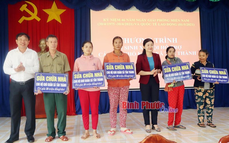 200 triệu đồng hỗ trợ người dân xã Tân Thành sửa nhà và tặng con giống