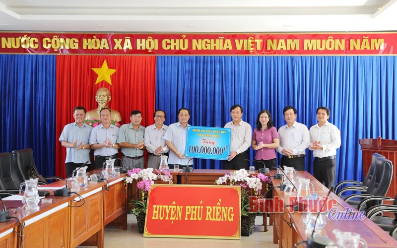 300 triệu đồng trao tặng Hội khuyến học các huyện, thị xã