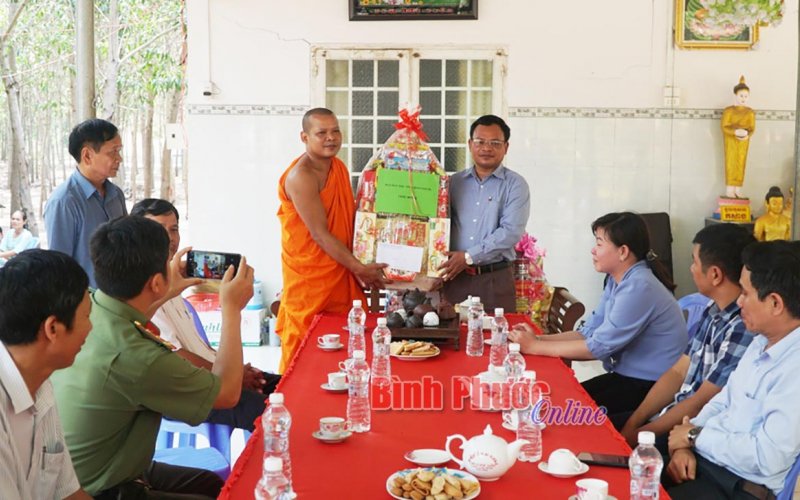 Ban dân tộc tỉnh thăm, tặng quà đồng bào Khmer nhân Tết cổ truyền