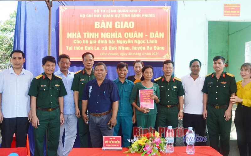 Bàn giao nhà “Tình nghĩa quân - dân”