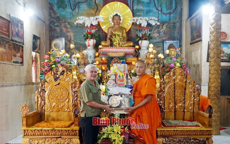 B&iacute; thư Tỉnh ủy ch&uacute;c Tết Ch&ocirc;l Chnăm Thm&acirc;y đồng b&agrave;o Khmer 