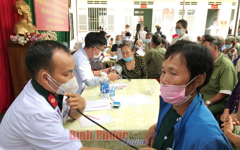 Binh đoàn 16 khám bệnh, tặng hơn 300 phần quà tại Bom Bo