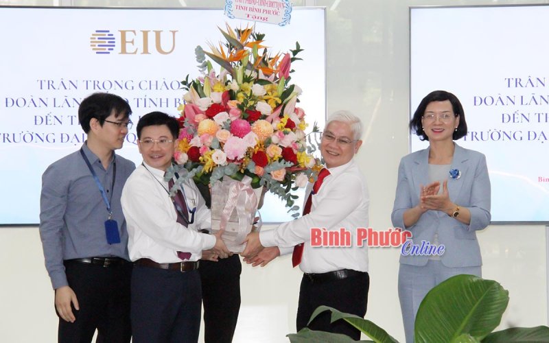 Lãnh đạo tỉnh tham quan trường học thông minh tại Đại học quốc tế Miền Đông