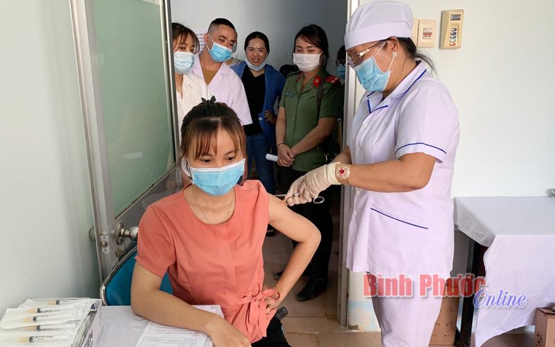 B&ugrave; Đăng: 1.330 người được ti&ecirc;m vắc xin ph&ograve;ng ngừa Covid-19 đợt 1