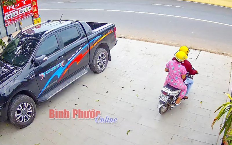 Camera an ninh ghi lại cảnh đôi nam nữ trộm cắp tài sản